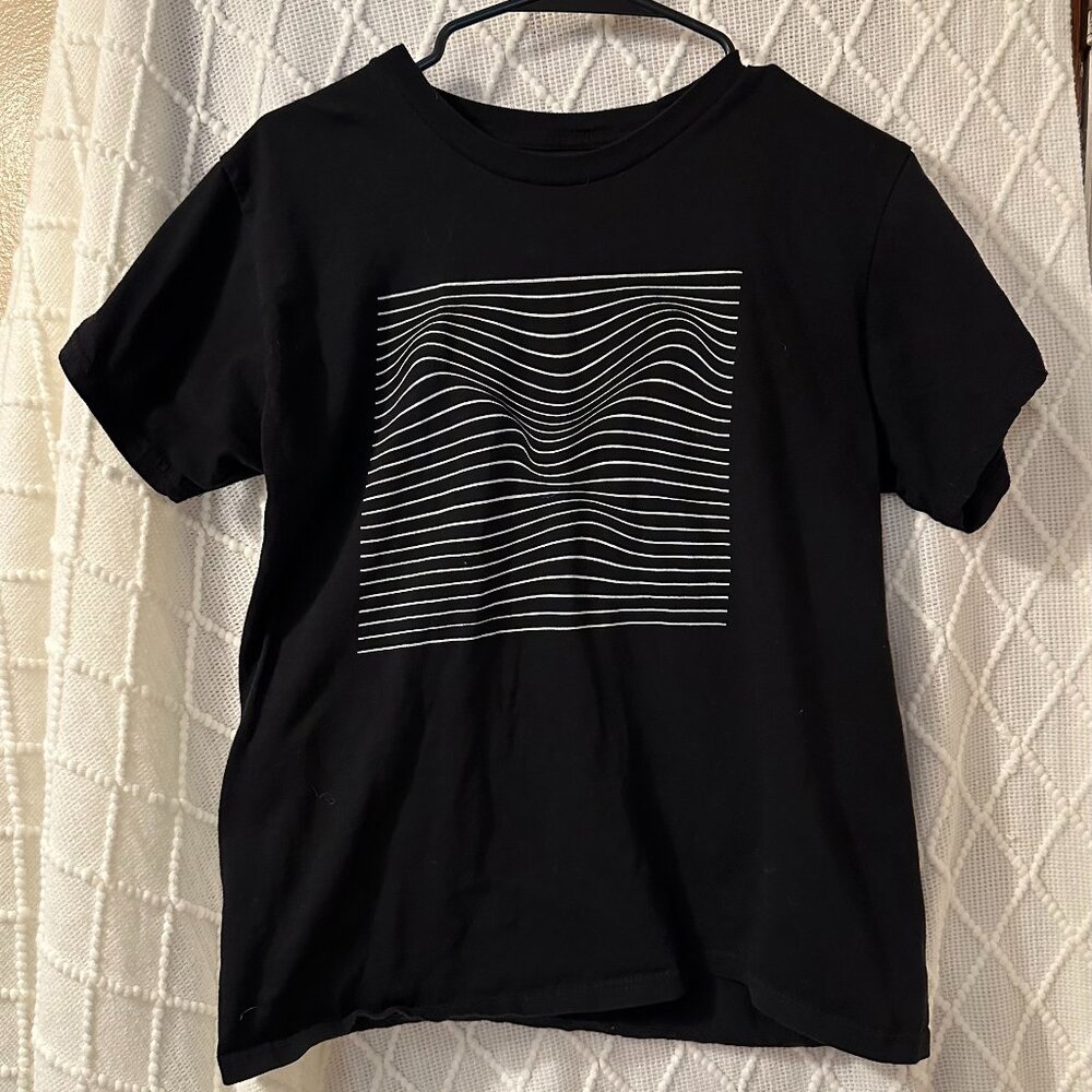Wavy Line Graphic T-Shirt